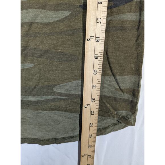 Zoe Liv Camo Print Tshirt XS Green Short Sleeve Hi Low Hem Crew Layer Camouflage - Picture 5 of 8